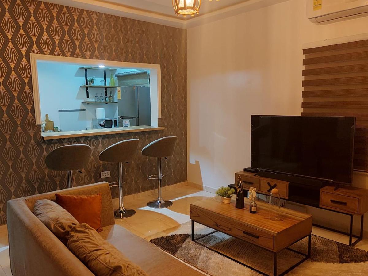THE LAKESIDE VILLA - Housity