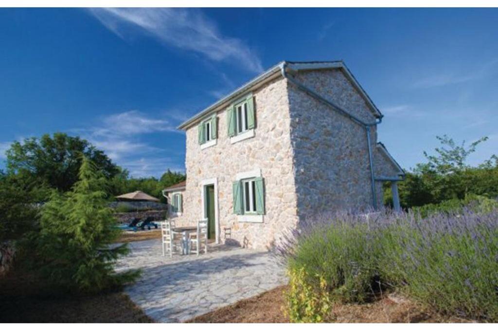 Villa Garden - Housity