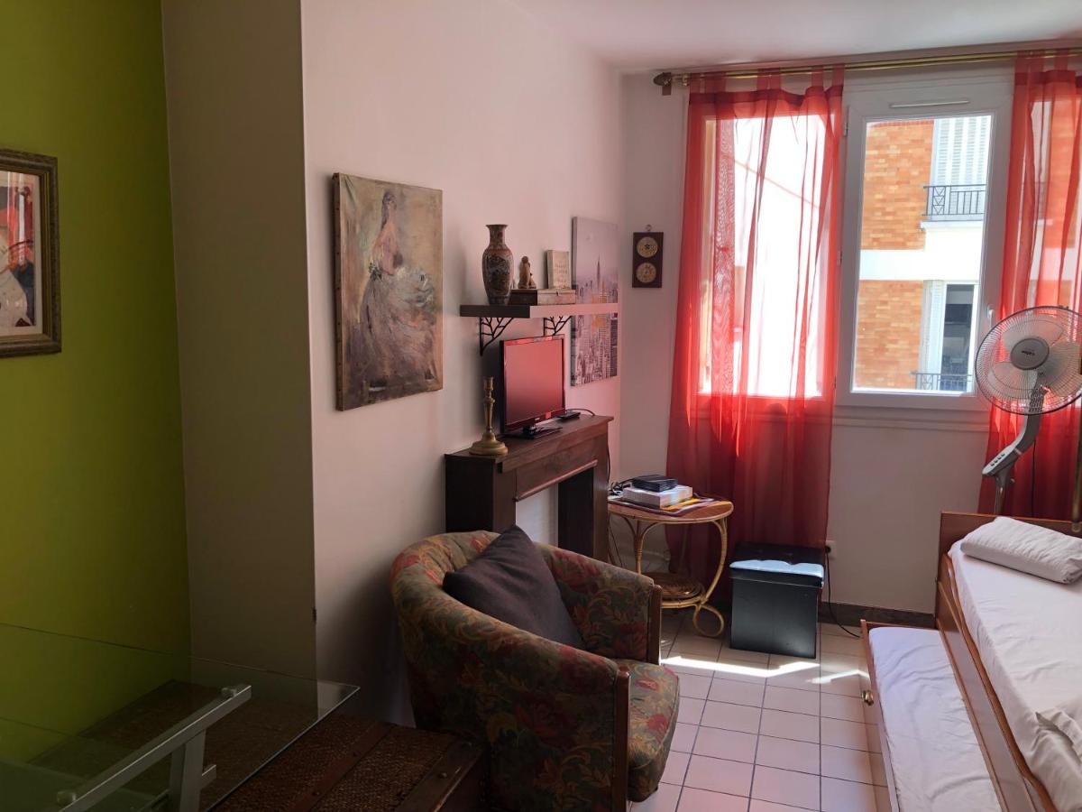 Studio Pigalle de 25 m2 - 2 lits simples type gigogne pour 2 personnes - Coeur Touristique de Paris - 2 minutes de la station Métro Pigalle ,Petit Train vers la butte Montmartre-Cabarets Moulin Rouge,Chez Michou-Restaurants Bouillon Pigalle,Berliner etc - Housity