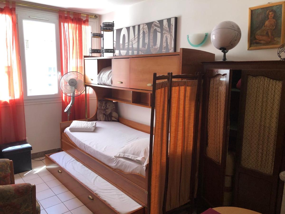 Studio Pigalle de 25 m2 - 2 lits simples type gigogne pour 2 personnes - Coeur Touristique de Paris - 2 minutes de la station Métro Pigalle ,Petit Train vers la butte Montmartre-Cabarets Moulin Rouge,Chez Michou-Restaurants Bouillon Pigalle,Berliner etc - Housity