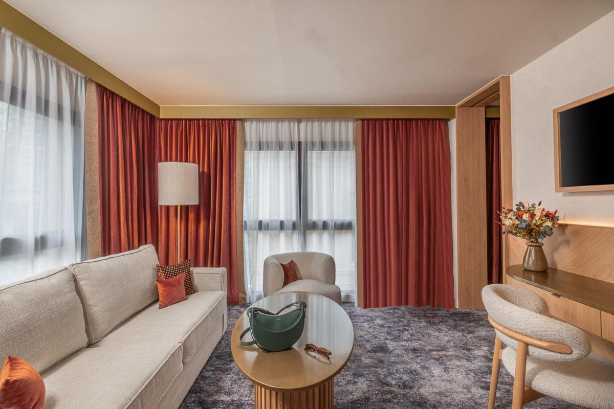 Coin salon dans l'établissement Hôtel Burdigala by Inwood Hotels