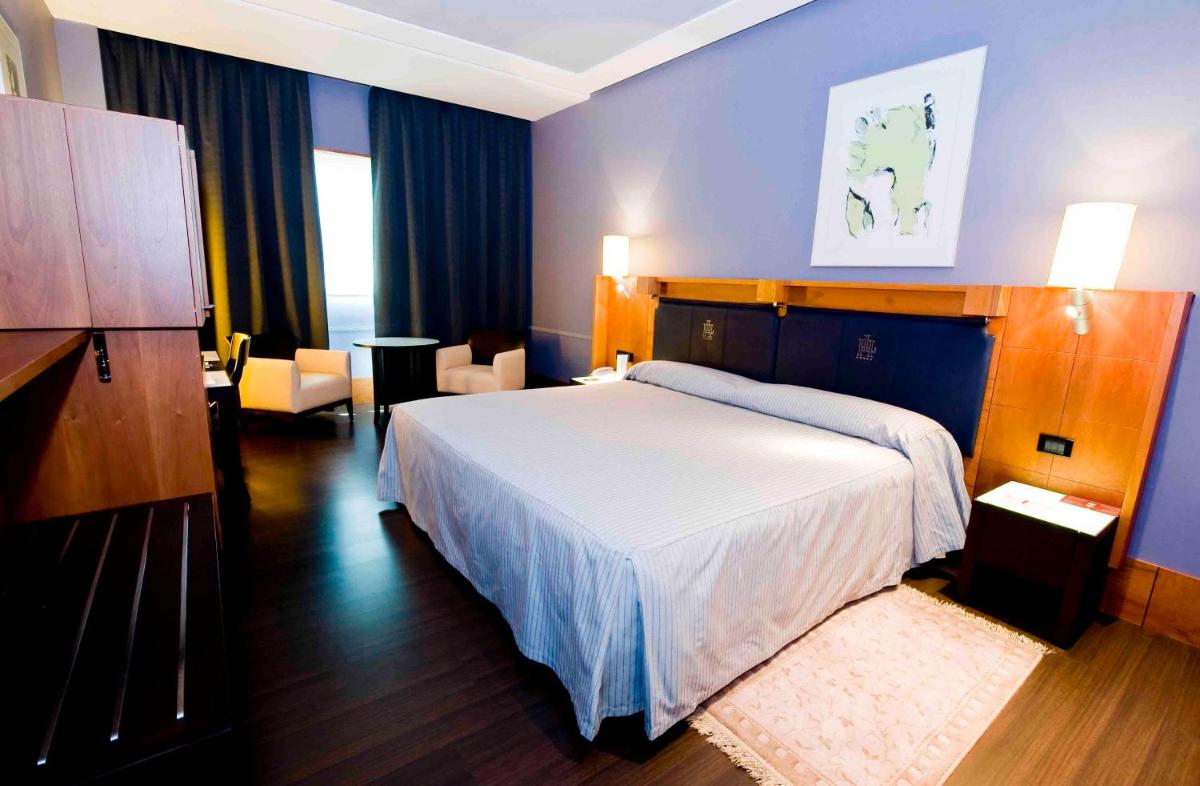 Cama o camas de una habitación en Gran Hotel Lakua