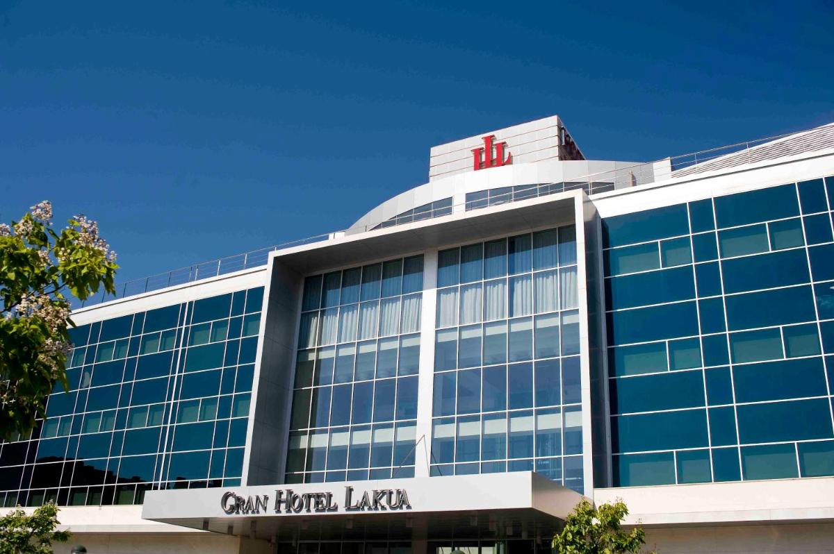 Un edificio de oficinas con un cartel encima en Gran Hotel Lakua, en Vitoria-Gasteiz