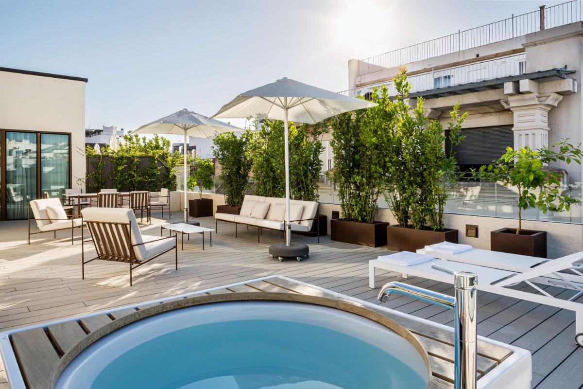 Un patio o zona al aire libre en Radisson Collection Hotel, Magdalena Plaza Sevilla