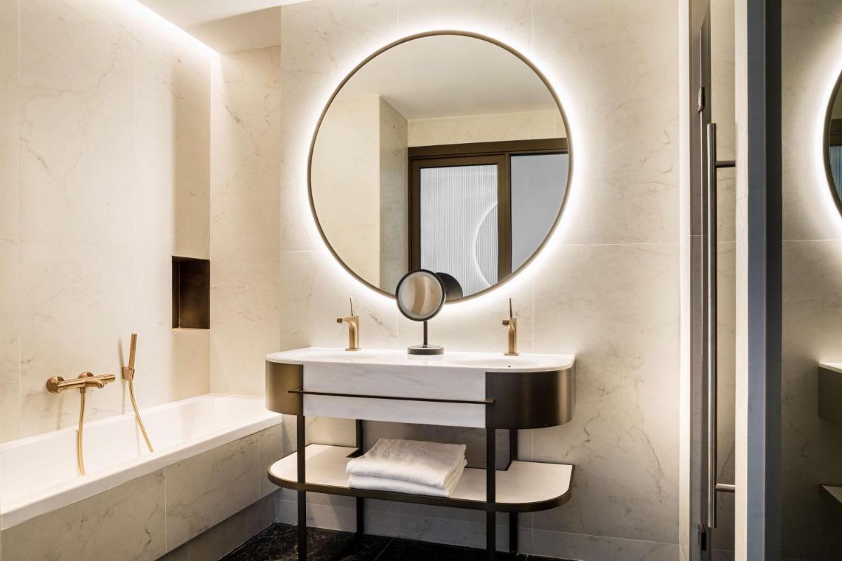 Un baño de Radisson Collection Hotel, Magdalena Plaza Sevilla