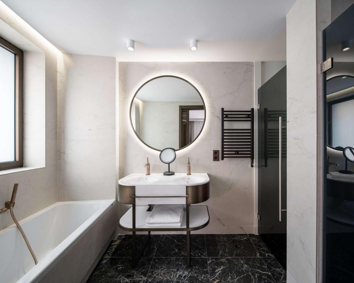 Un baño de Radisson Collection Hotel, Magdalena Plaza Sevilla