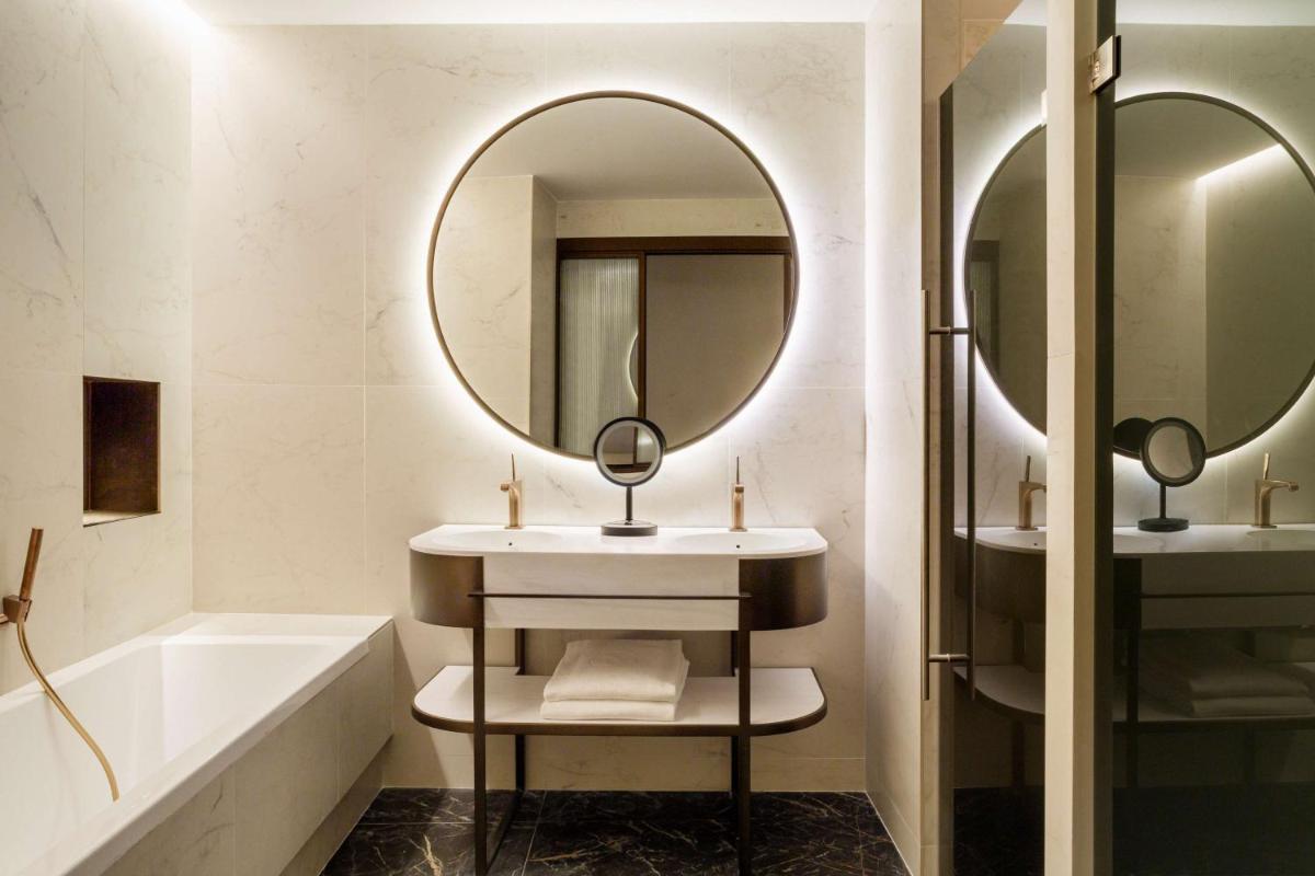 Un baño de Radisson Collection Hotel, Magdalena Plaza Sevilla