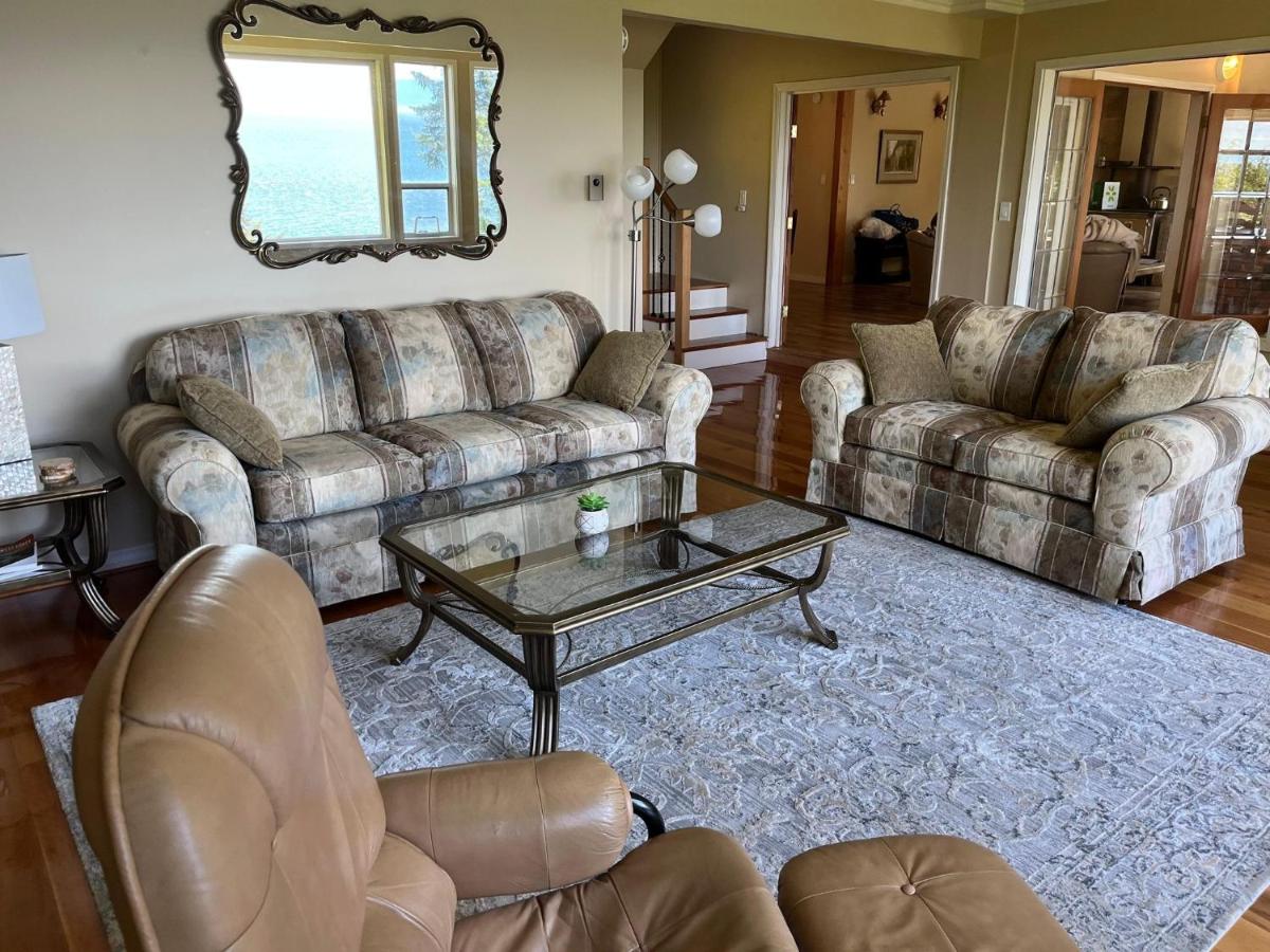 Ocean Front Home w Breathtaking Views & Hot Tub - Housity