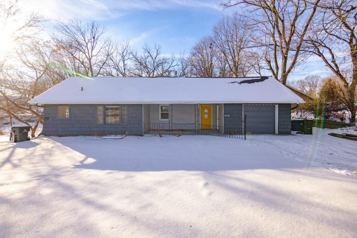 Cozy 3 Bedroom House in Quiet Neighborhood - Housity