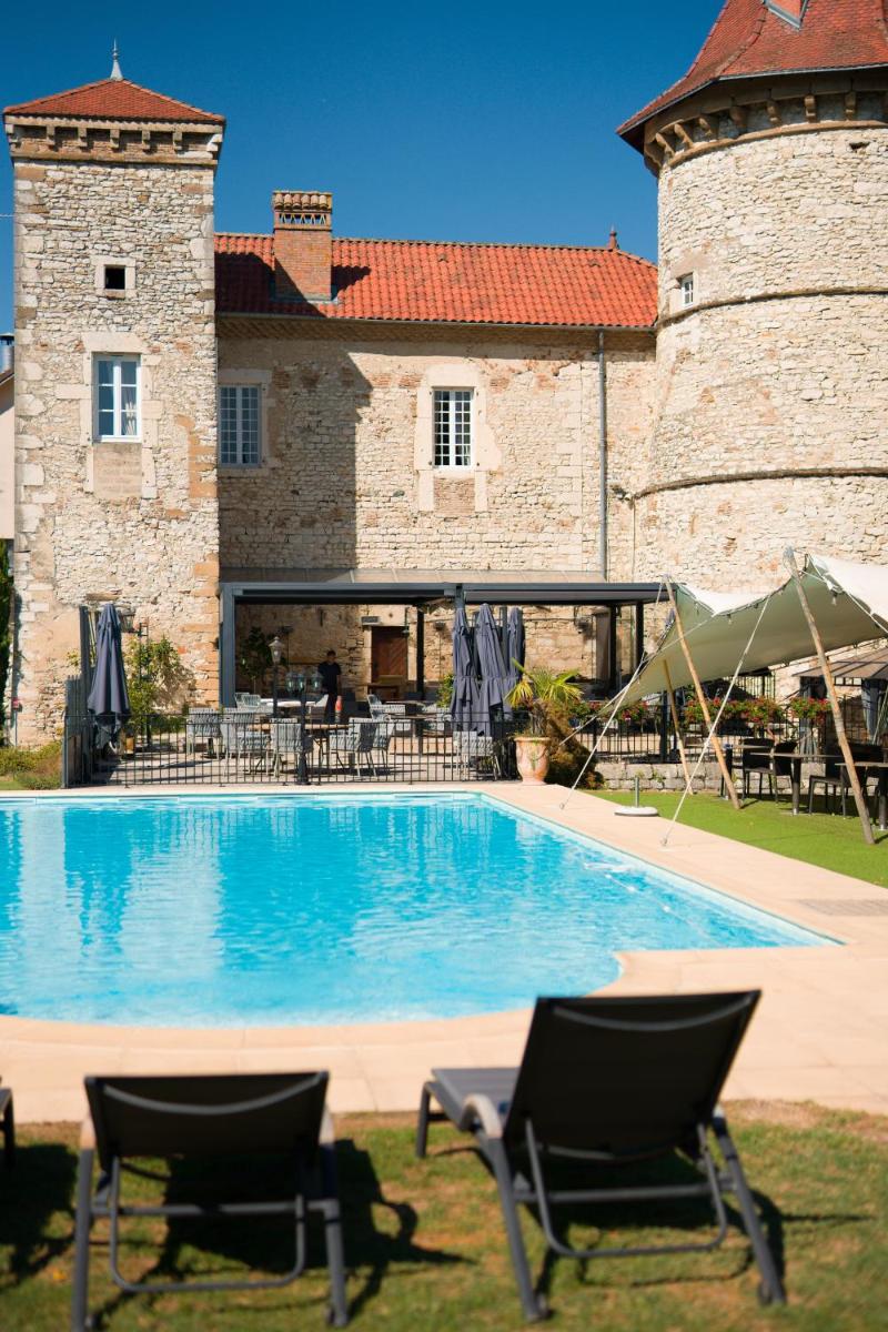 Piscine de l'établissement Château Chapeau Cornu ou située à proximité