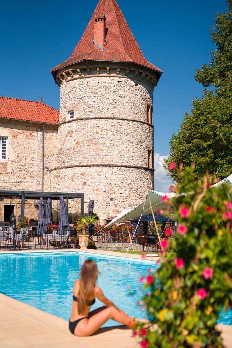 Piscine de l'établissement Château Chapeau Cornu ou située à proximité