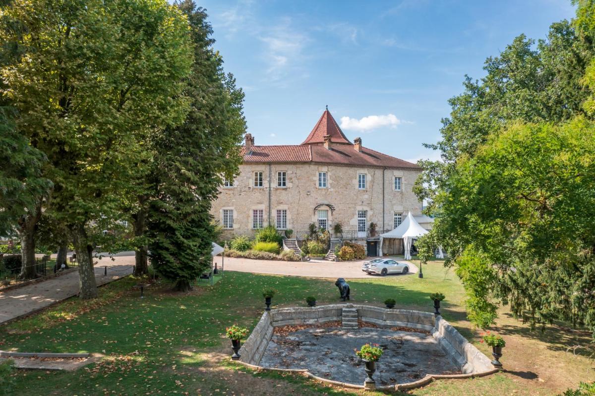 - une vue aérienne sur un grand bâtiment avec un jardin dans l'établissement Château Chapeau Cornu, à Vignieu
