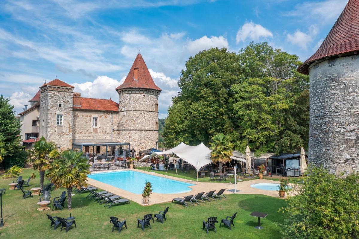 Piscine de l'établissement Château Chapeau Cornu ou située à proximité