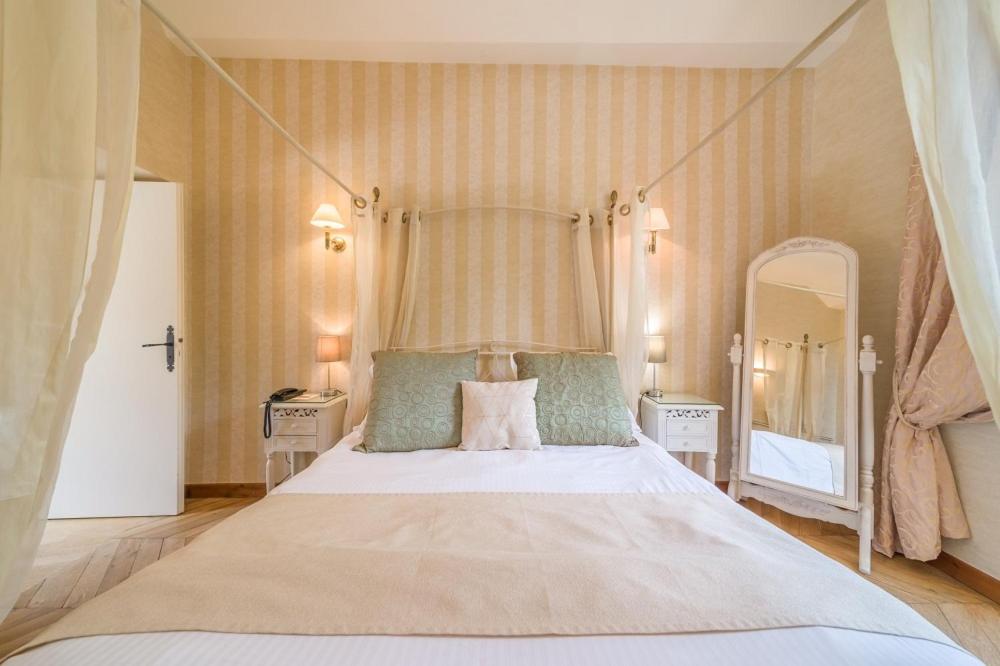 Un ou plusieurs lits dans un hébergement de l'établissement Château Chapeau Cornu