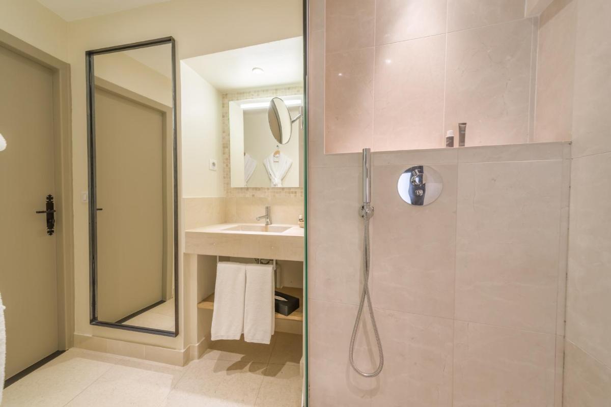 Salle de bains dans l'établissement Château Chapeau Cornu