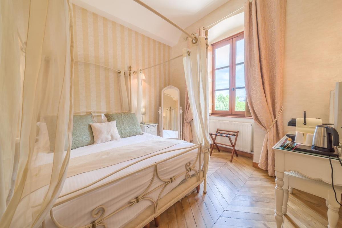 Un ou plusieurs lits dans un hébergement de l'établissement Château Chapeau Cornu