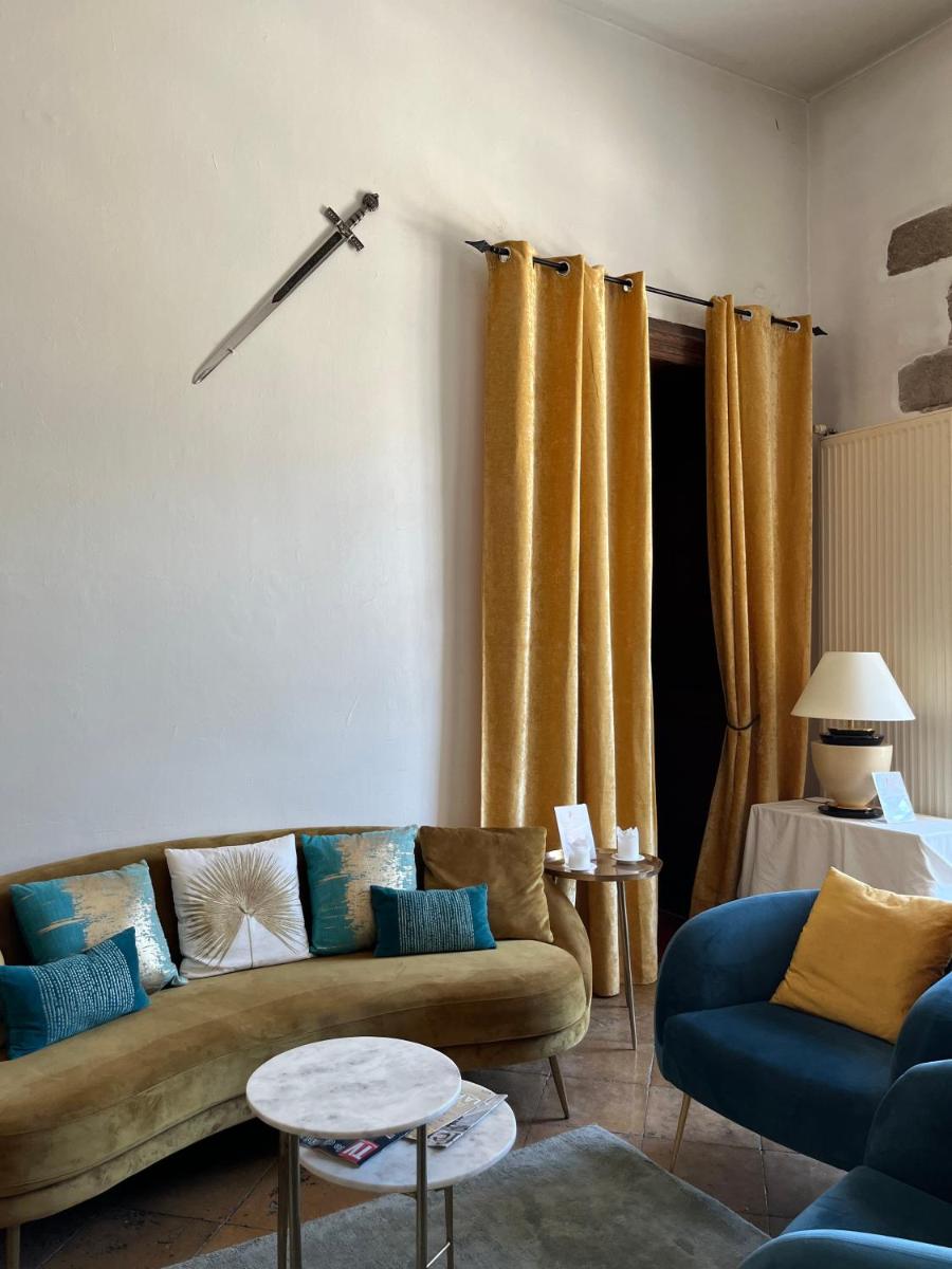 Coin salon dans l'établissement Château Chapeau Cornu