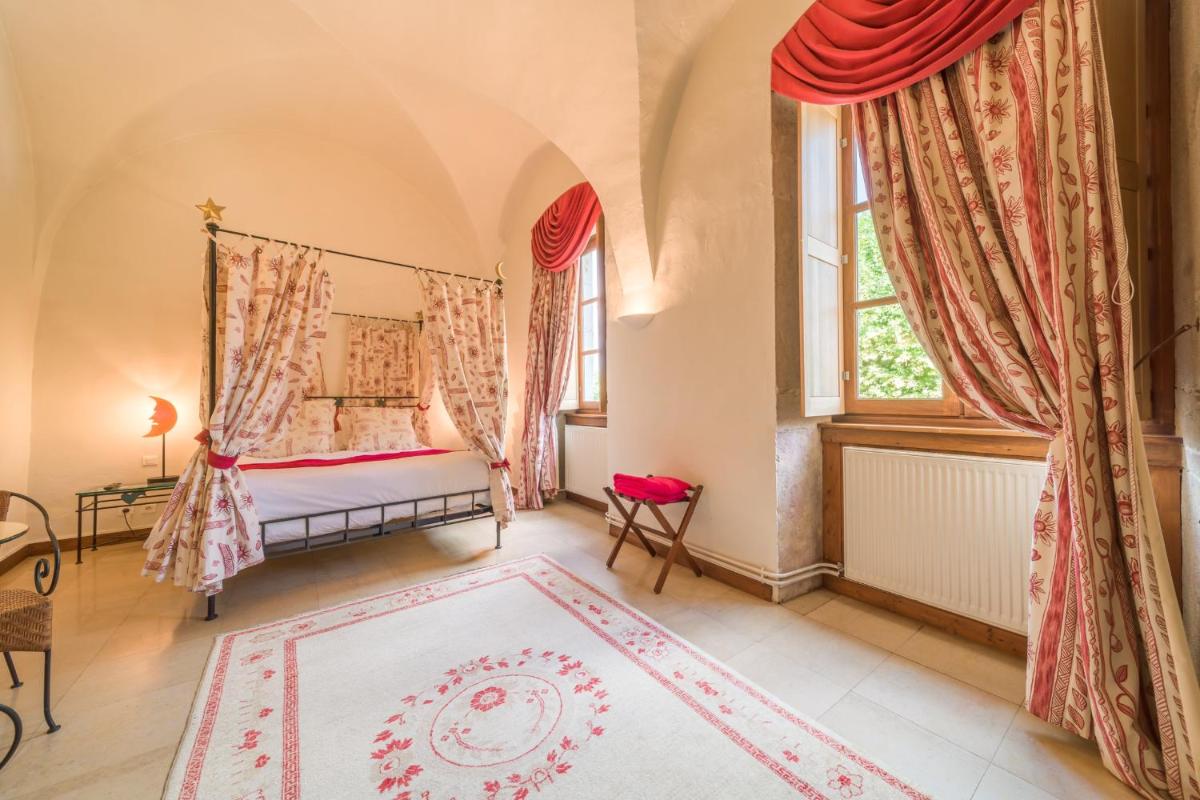 Un ou plusieurs lits dans un hébergement de l'établissement Château Chapeau Cornu