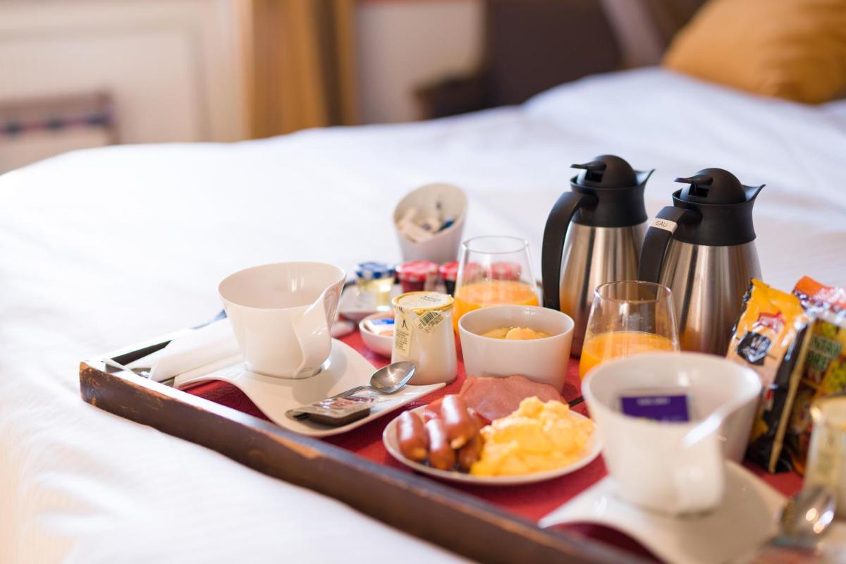 Options de petit-déjeuner proposées aux clients de l'établissement Château Chapeau Cornu