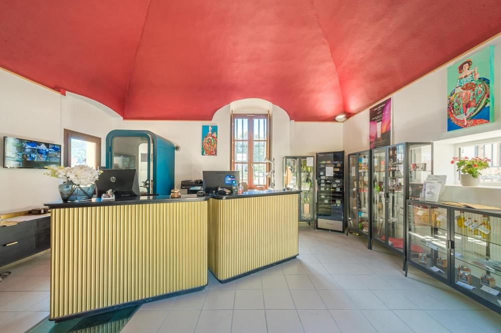 un magasin avec un plafond rouge et un comptoir dans un magasin dans l'établissement Château Chapeau Cornu, à Vignieu