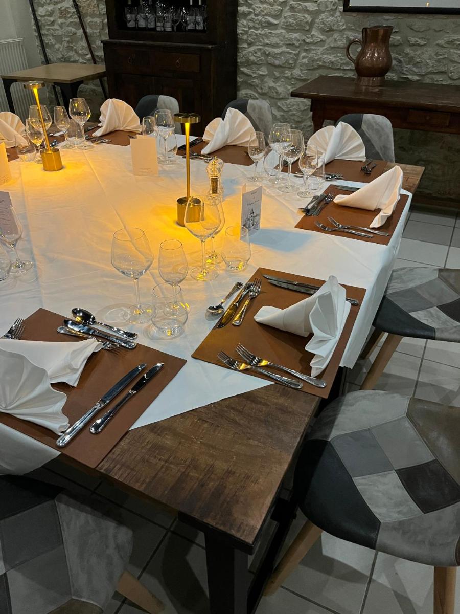 Restaurant ou autre lieu de restauration dans l'établissement Château Chapeau Cornu