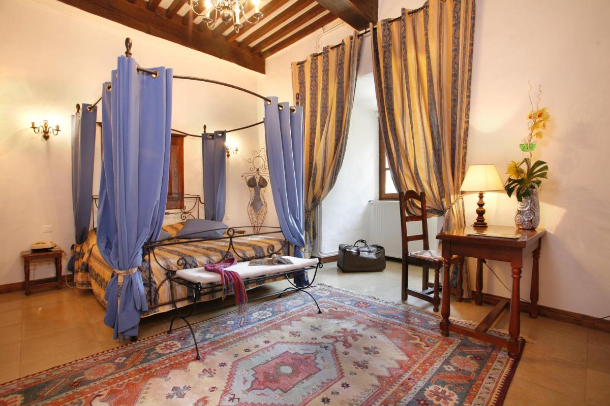 Coin salon dans l'établissement Château Chapeau Cornu