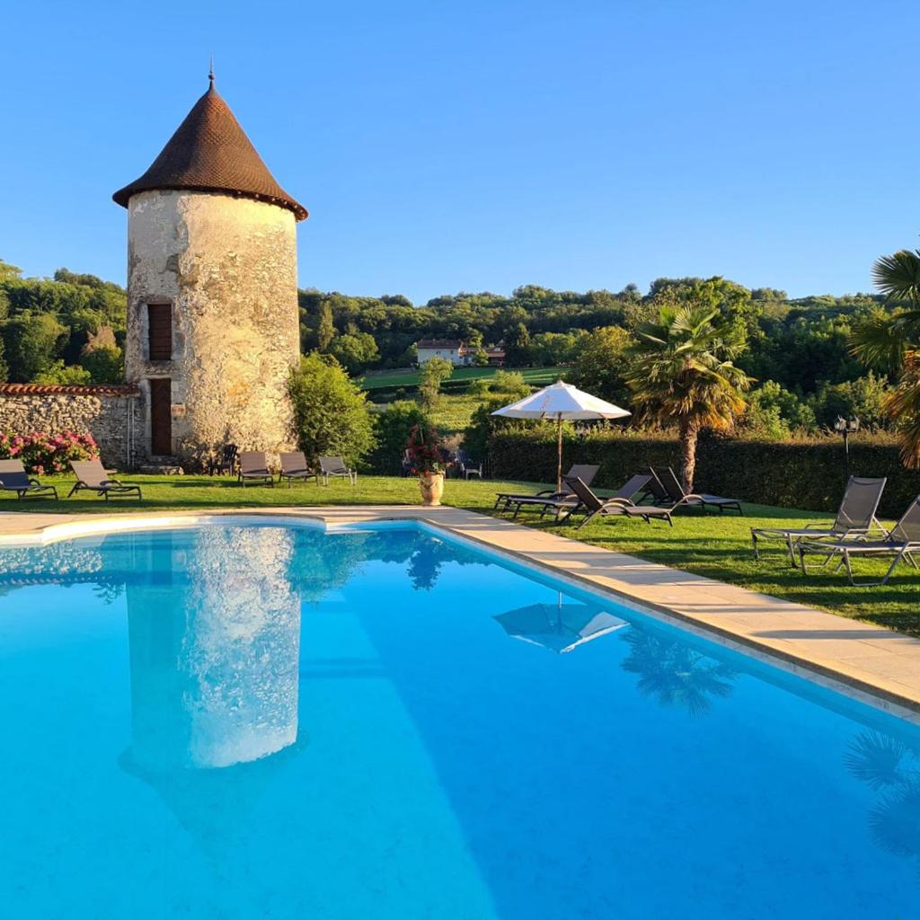 Piscine de l'établissement Château Chapeau Cornu ou située à proximité