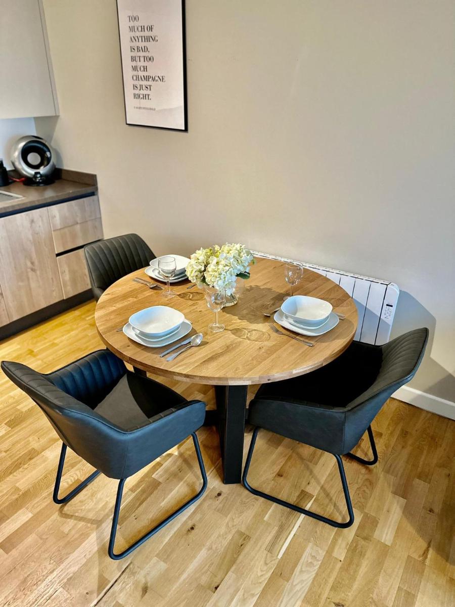 Koala & Tree - Modern 1 Bed apartment for 4 guests in the HEART of Cambridge - Short Lets & Serviced Accommodation - Housity