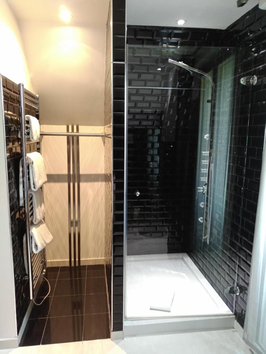 Salle de bains dans l'établissement Art Hotel