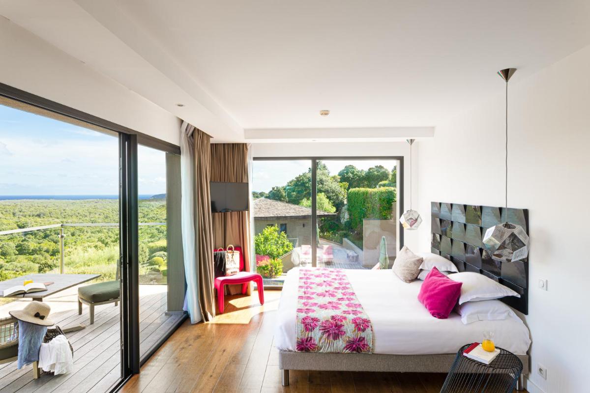 une chambre avec un grand lit et un balcon dans l'établissement Hôtel Version Maquis Santa Manza, à Bonifacio 56 autres photos