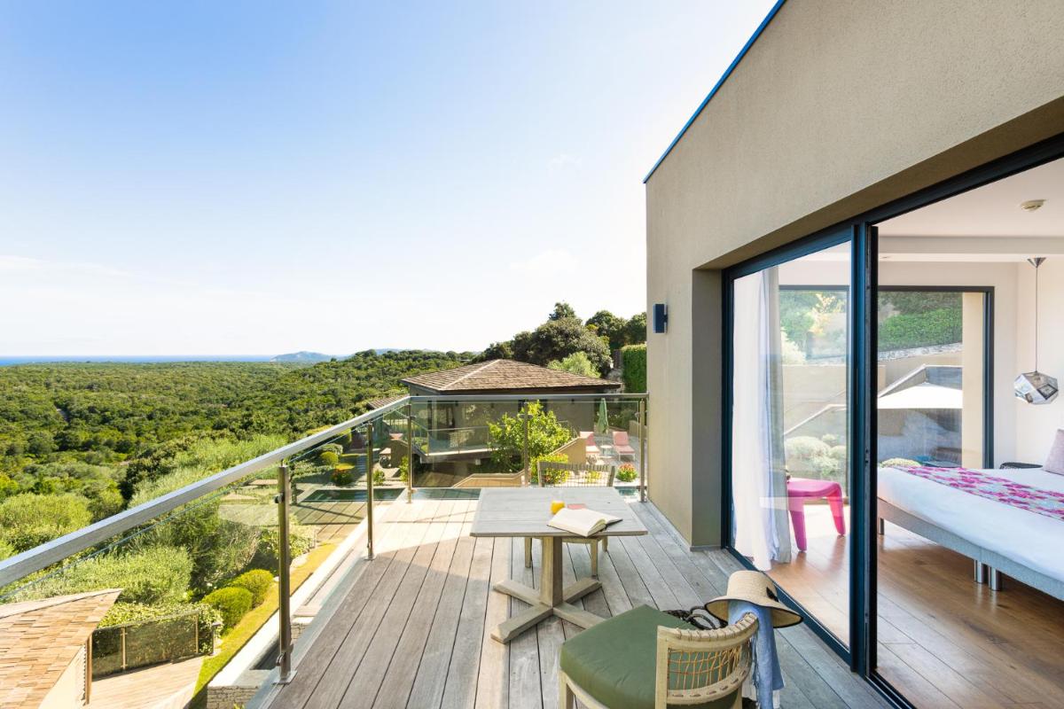Balcon ou terrasse dans l'établissement Hôtel Version Maquis Santa Manza
