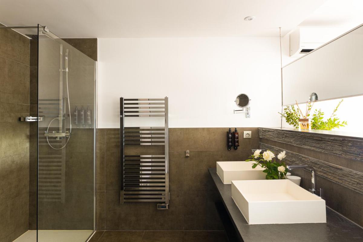 Salle de bains dans l'établissement Hôtel Version Maquis Santa Manza