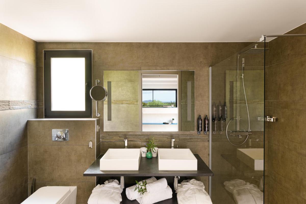 Salle de bains dans l'établissement Hôtel Version Maquis Santa Manza