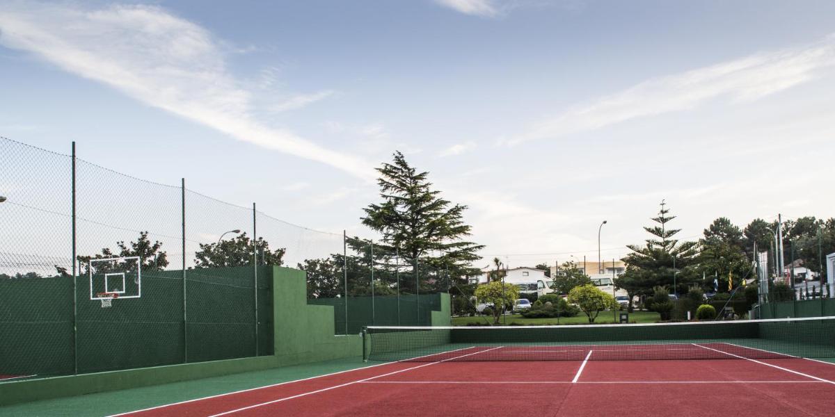 Instalaciones para jugar a tenis o squash en Nuevo Astur Spa o alrededores