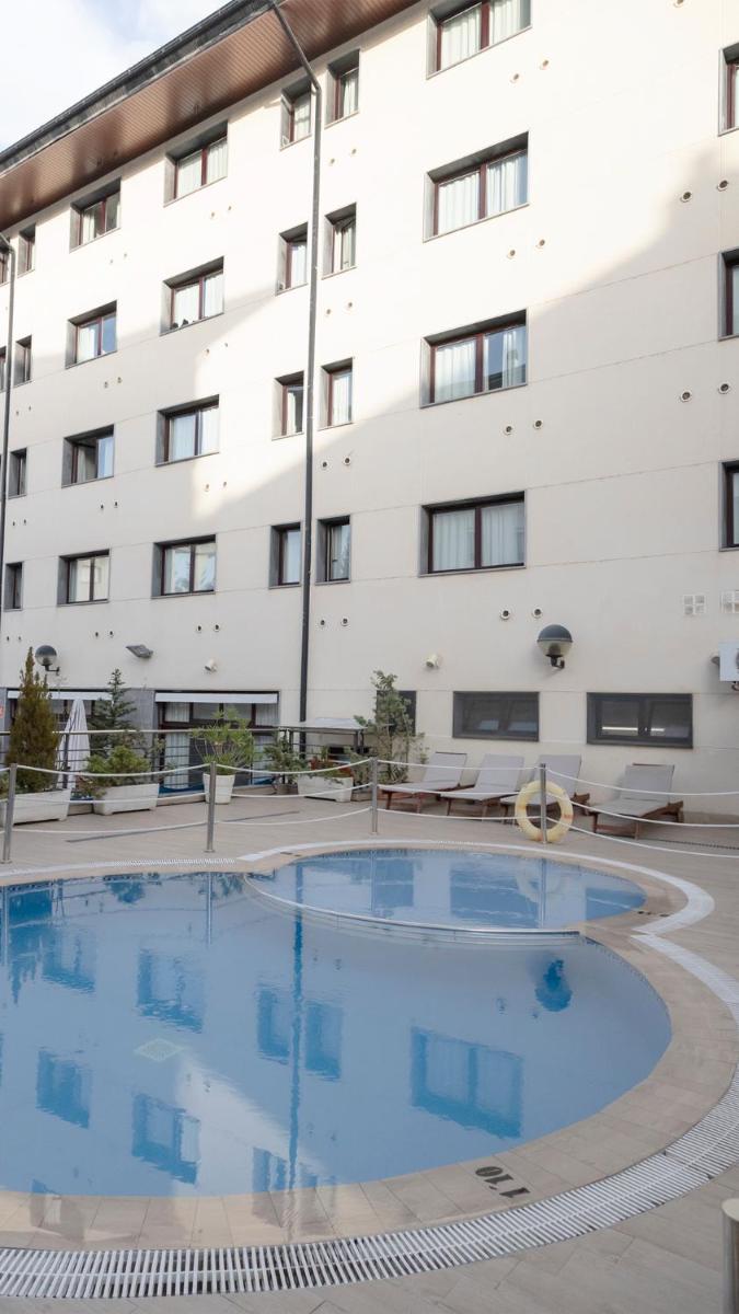 un hotel con una gran piscina frente a un edificio en Hotel & Spa Real Jaca, en Jaca