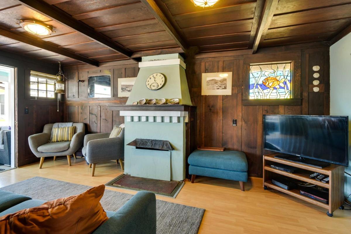 Charming Catalina Gem with Deck Walk to the Beach! - Housity