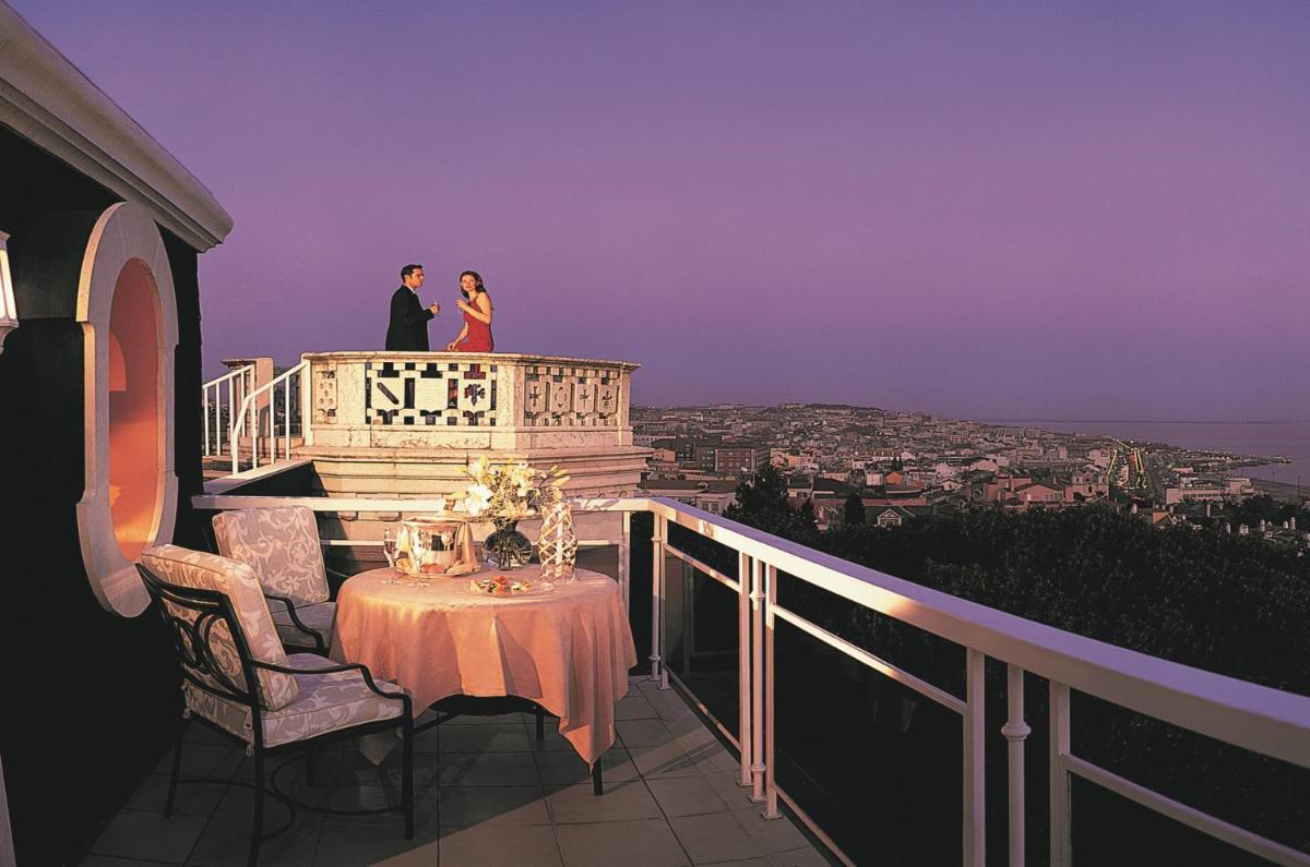Uma varanda ou terraço em Olissippo Lapa Palace – The Leading Hotels of the World