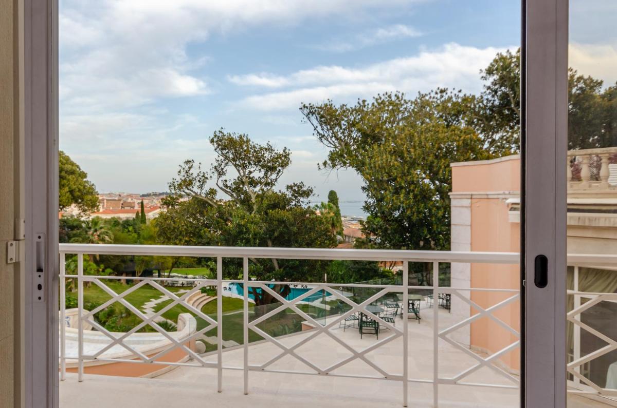 Uma varanda ou terraço em Olissippo Lapa Palace – The Leading Hotels of the World