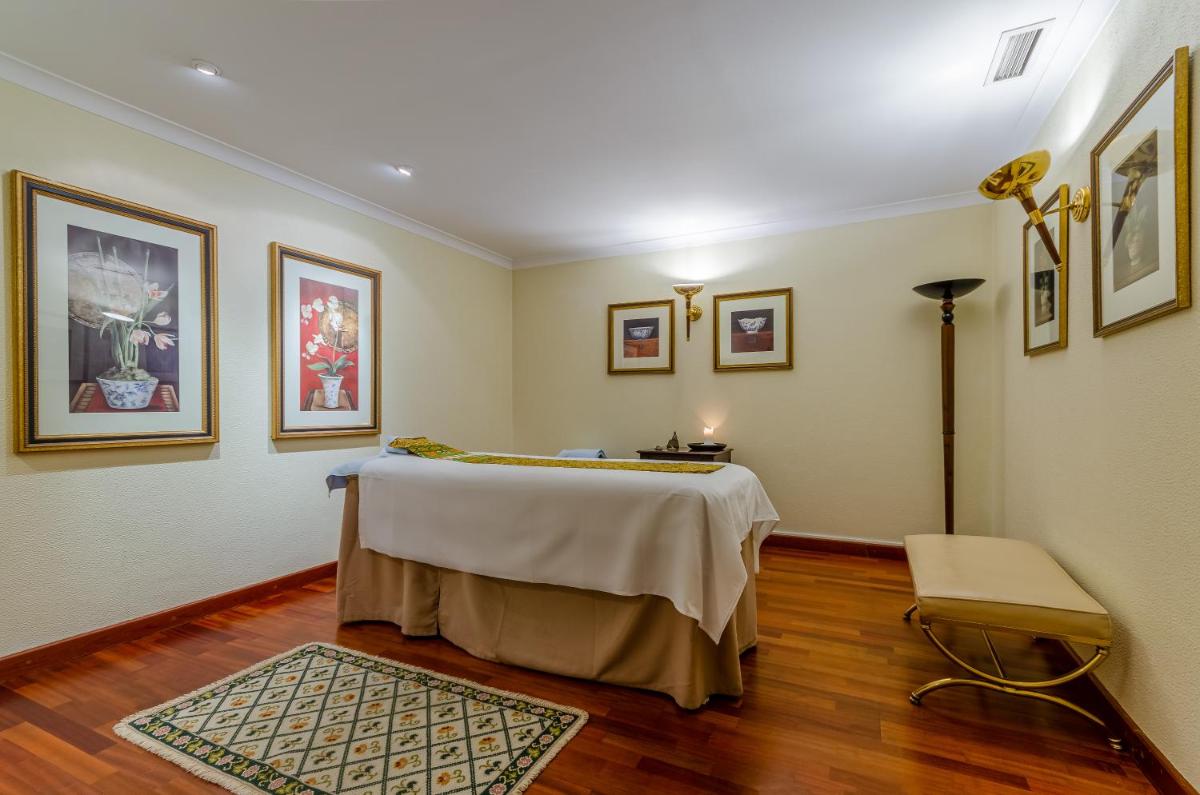 Uma cama ou camas num quarto em Olissippo Lapa Palace – The Leading Hotels of the World