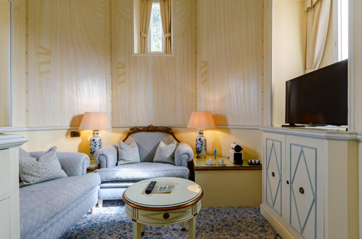 Uma televisão e/ou sistema de entretenimento em Olissippo Lapa Palace – The Leading Hotels of the World