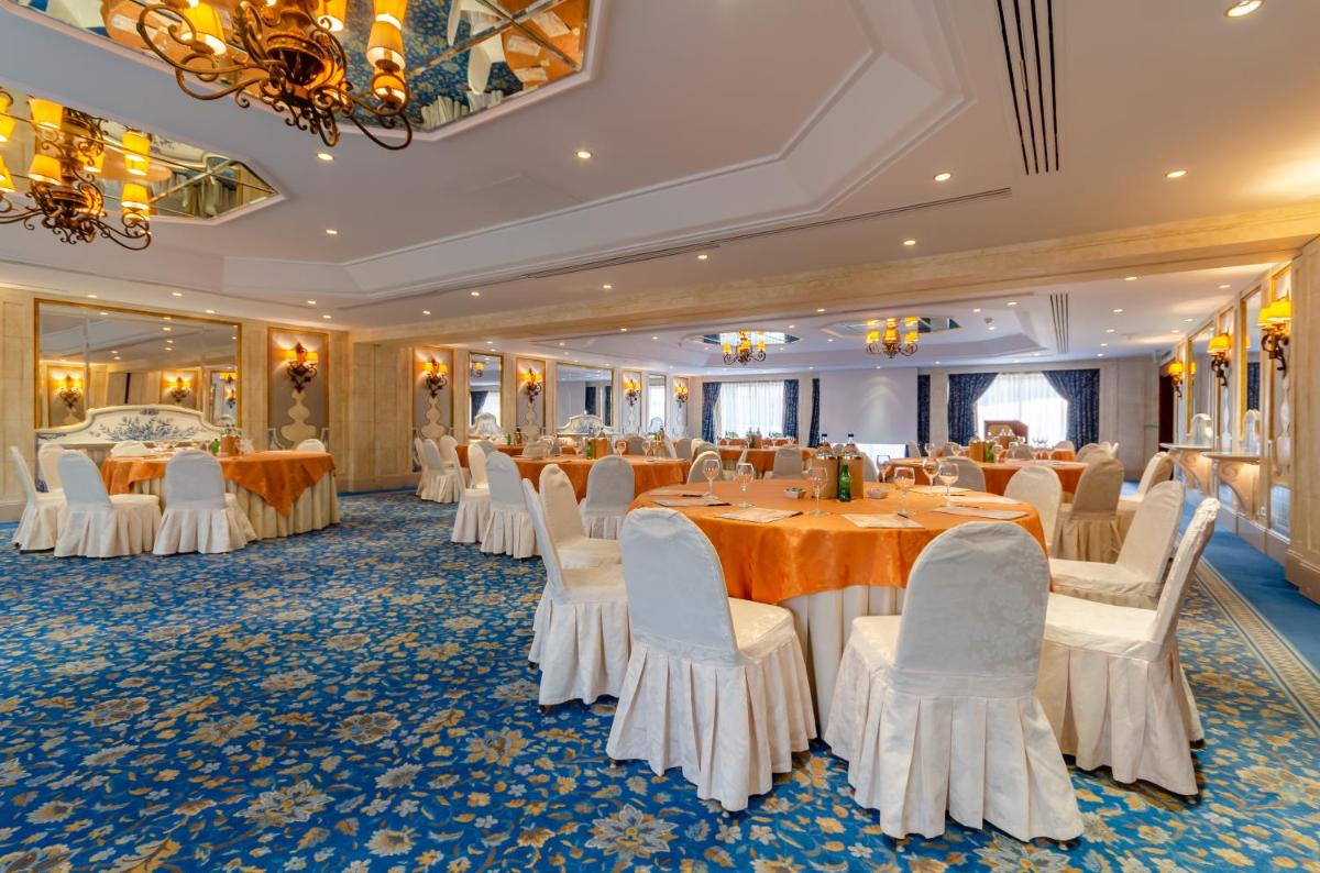 Um restaurante ou outro lugar para comer em Olissippo Lapa Palace – The Leading Hotels of the World