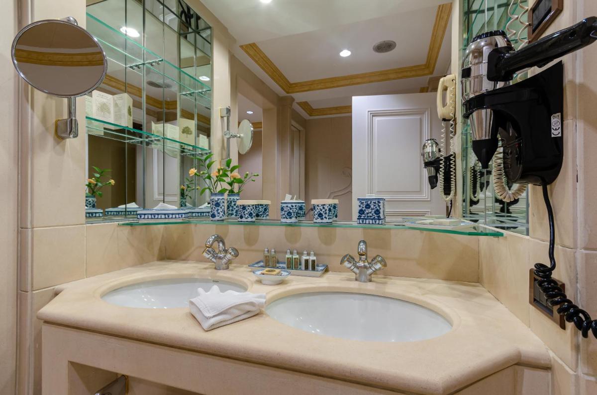 Uma casa de banho em Olissippo Lapa Palace – The Leading Hotels of the World