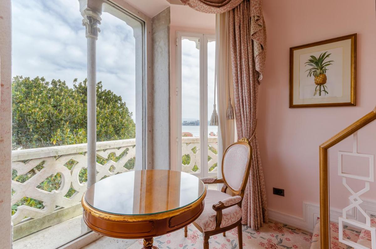 Uma varanda ou terraço em Olissippo Lapa Palace – The Leading Hotels of the World