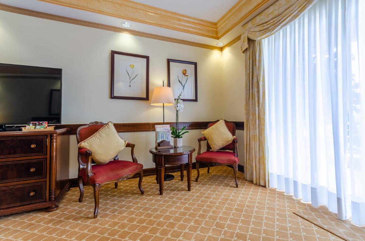 Uma televisão e/ou sistema de entretenimento em Olissippo Lapa Palace – The Leading Hotels of the World