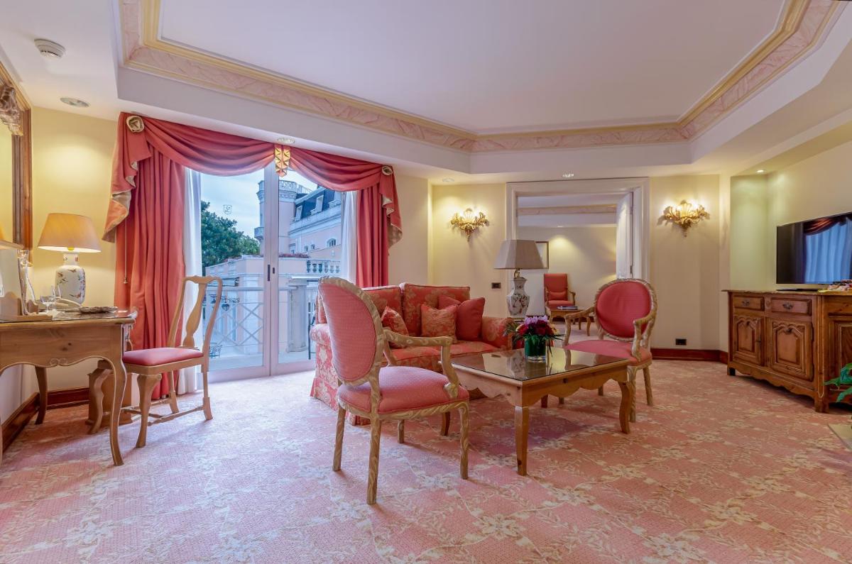 Uma televisão e/ou sistema de entretenimento em Olissippo Lapa Palace – The Leading Hotels of the World