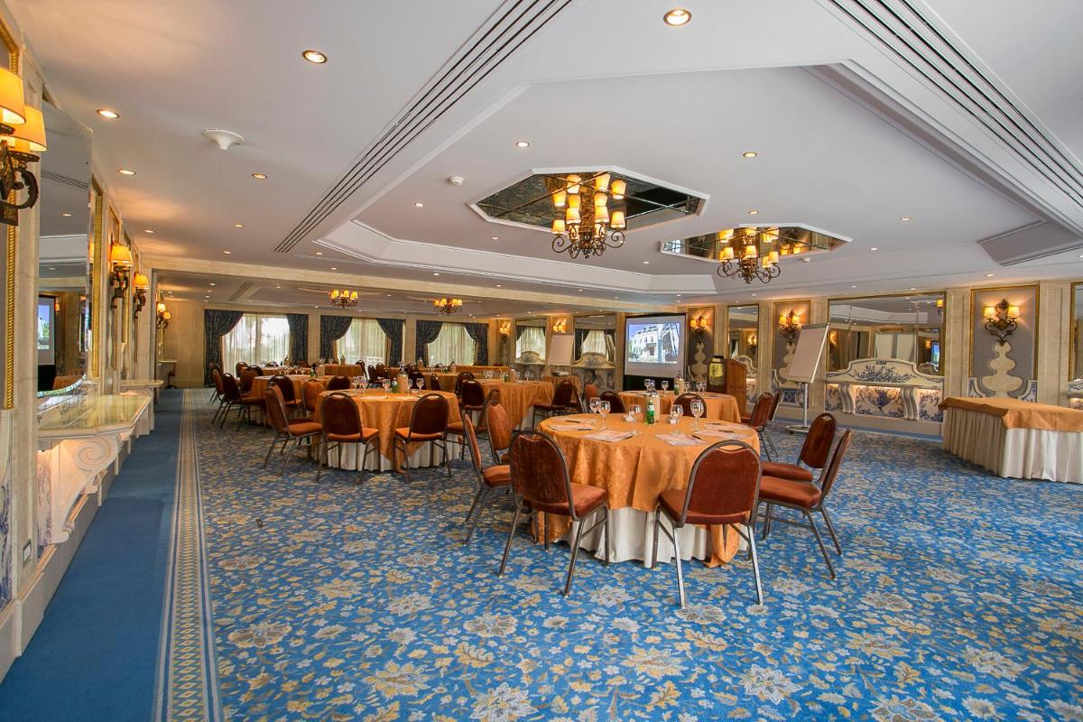Um restaurante ou outro lugar para comer em Olissippo Lapa Palace – The Leading Hotels of the World