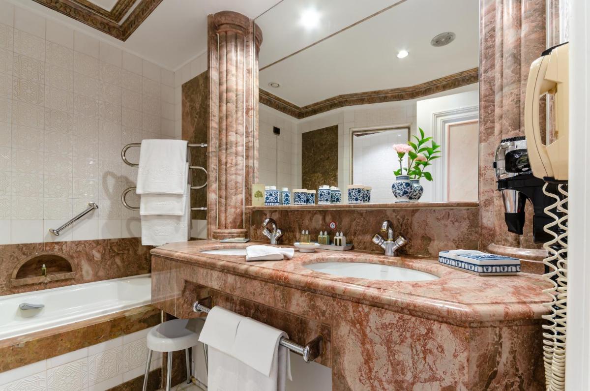 Uma casa de banho em Olissippo Lapa Palace – The Leading Hotels of the World