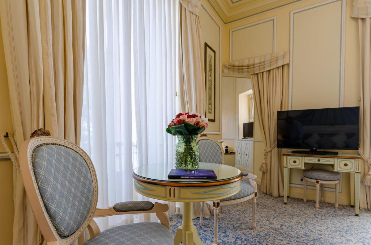 Uma televisão e/ou sistema de entretenimento em Olissippo Lapa Palace – The Leading Hotels of the World