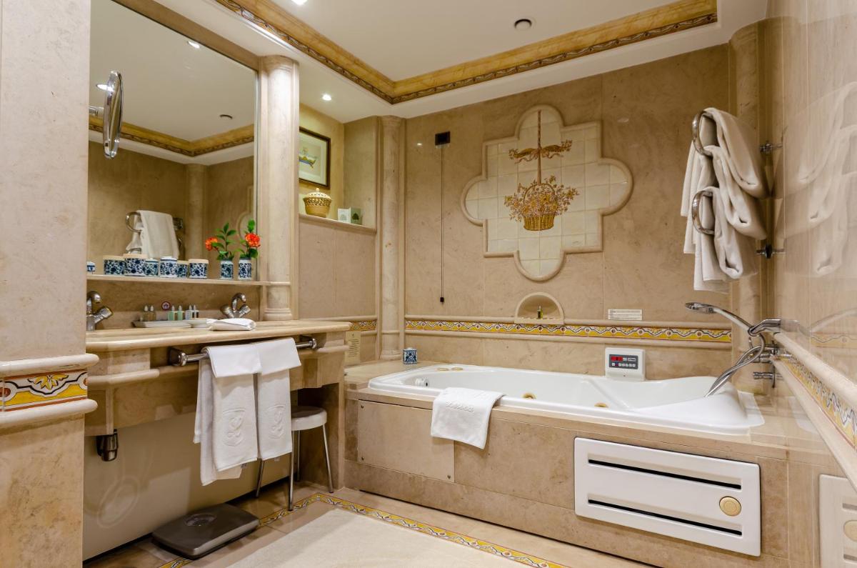 Uma casa de banho em Olissippo Lapa Palace – The Leading Hotels of the World
