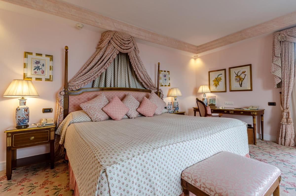 Uma cama ou camas num quarto em Olissippo Lapa Palace – The Leading Hotels of the World